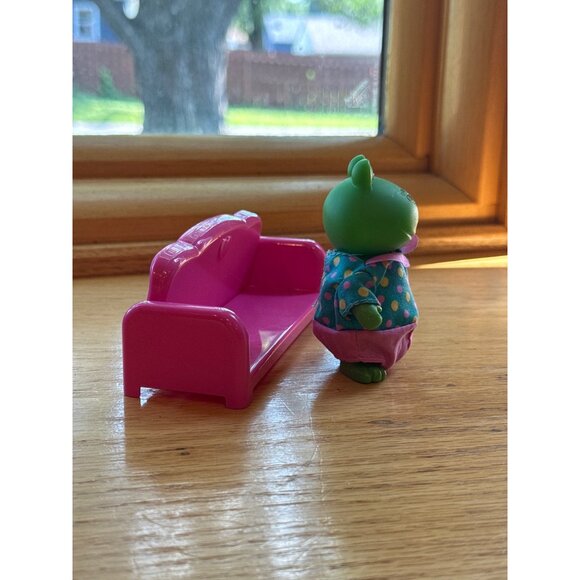 Lil Woodzeez Green Frog Figurine With Pink Couch Set - Picture 2 of 6